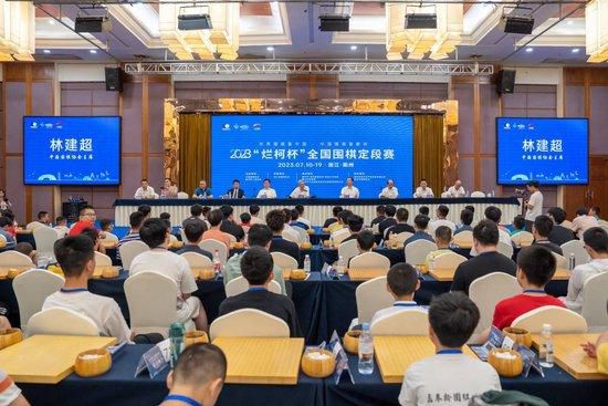 ”妈妈李湘烈焰红唇，明艳照人。