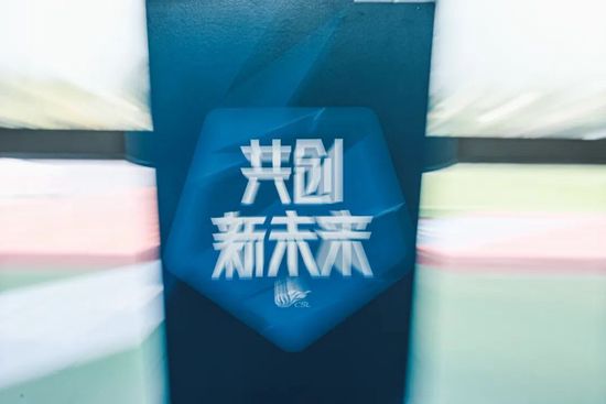 周迅16日在公益演出会上高调结婚，舒淇当日在现场也被逼问婚讯，不过她避而不谈。