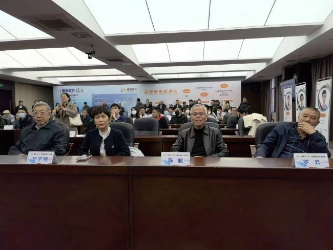 这种前半段恐怖、后半段喜剧的节奏把握，并非简单的生硬拼接，而是通过对“鬼”吓人的动机、方式以及他们自身在吓人过程中的遭遇进行细致“解密”，实现了自然流畅的过渡。