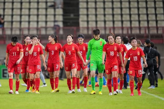 4K《纵横四海》定档 周润发张国荣钟楚红绝版同框 2026-04-16 由吴宇森执导，周润发、张国荣、钟楚红领衔主演，朱江、曾江、胡枫主演的电影《纵横四海》4K高清修复版正式官宣定档，将于5月3日在全国影院上映。