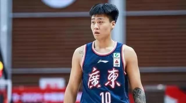 中国政法大学传播法研究中心副主任朱巍表示，合影的这两个形象有著作权，可能会涉及到合理使用的问题。