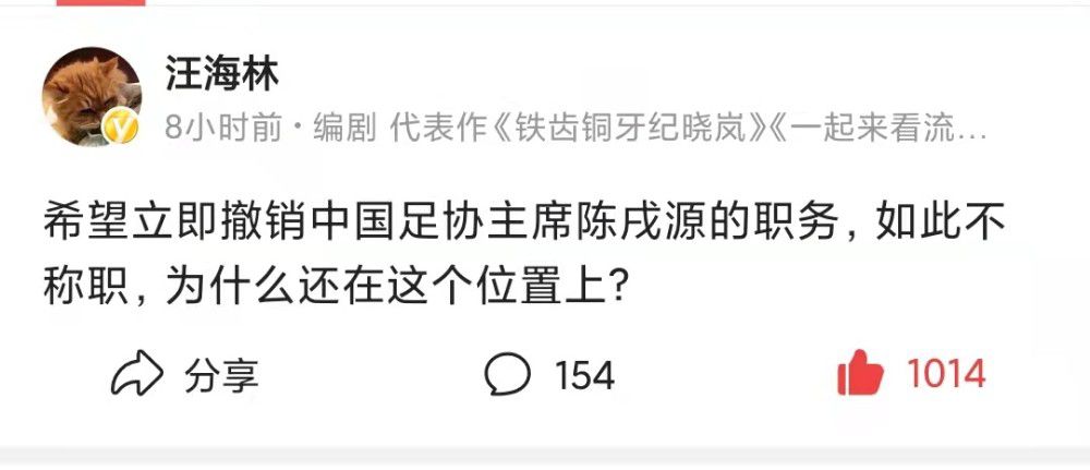 他们脸上的表情甜蜜，被剧情所吸引，但他们身边的观众，却大惊失色。