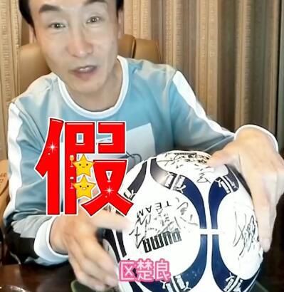 女主娜塔丽穿孔雀长裙似仙子，抹红唇优雅女人范。