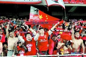 Lady GaGa将登维密大秀 抵达巴黎开胸西装秀豪乳 2016-11-28 当地时间11月27日，2016维多利亚的秘密大秀开幕在即， Lady Gaga抵达巴黎现身机场，穿开胸西装豪乳侧漏，获得众多歌迷接机。