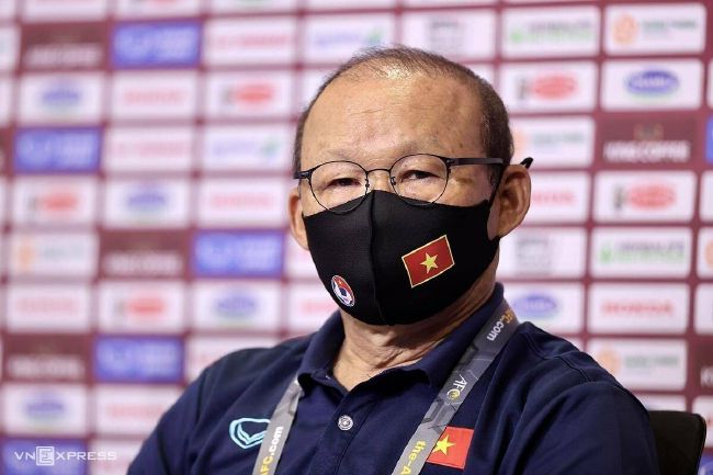 两位人气小鲜肉王俊凯、鹿晗在当天的活动中打头阵，而他们的粉丝更是早早守候在红毯上，举着灯牌和手幅等待与偶像近距离接触。