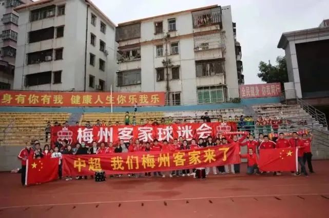 华丽花墙与色彩光影映衬黄轩安静微笑 复古美人！