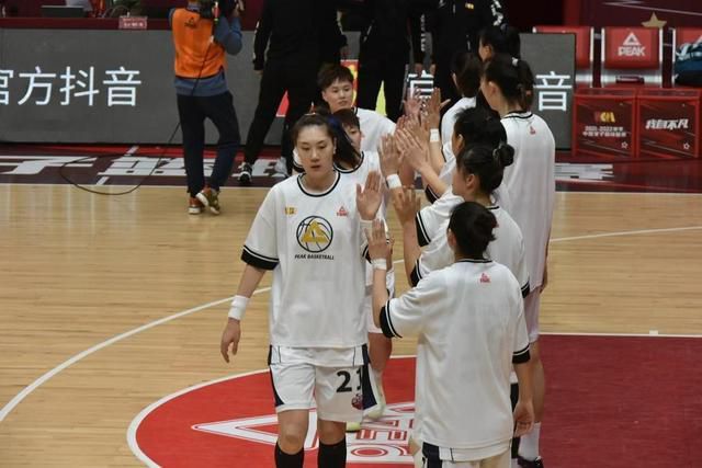 代表、委员们纷纷 导演周防正行再执商业片 15岁少女扮“舞妓” 2013-05-09 日本导演周防正行决定开拍全新电影《舞妓lady》，这是周防正行继《谈谈情、跳跳舞》（1996年）之后，时隔18年再度拍摄商业片。