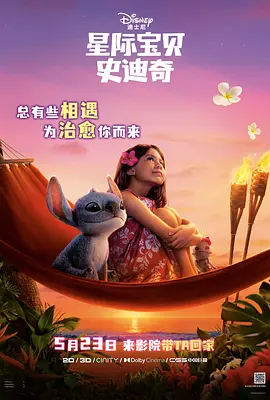 她黑超遮面，身穿清凉短裙配罗马靴，身材清瘦，手中端着一杯咖啡，看起来状态很好。