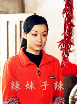 “大表姐”刘雯着装更加随性，黑T搭配印花A字裙简洁率性，甜笑露酒窝女人味十足 满分同框！
