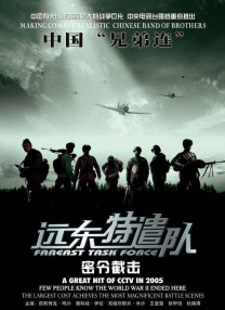 她头发蓬乱，眼神迷茫，一副楚楚可怜的模样。