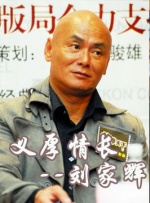 当天，梅根以全套酒红色造型性感亮相，皮衣搭薄纱透视裙，大秀高耸的孕肚。