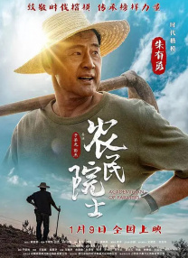 ” 晒出的照片中唐艺昕扎着丸子头，身穿蓝色短款长袖泳衣，站在泳池中摆拍。