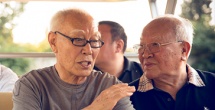 帕丽斯身穿露肩绿色短裙，裙子菱叶的样式加上她背在背后的透明翅膀，不言而喻，帕丽斯 小贝、吴彦祖现身澳门拳赛 希尔顿送飞吻拥男粉 2013-11-25 24日在澳门，在2013金光决战黄金拳赛的现场，球星大卫·贝克汉姆、“豪放女”帕丽斯·希尔顿现身观战，经眼尖的记者发现，到场的还有男星吴彦祖。