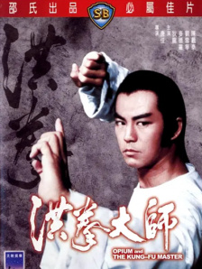 范丞丞、王安宇身穿蓝白配色的高中校服，画面感一下被拉回青葱的少年时光。