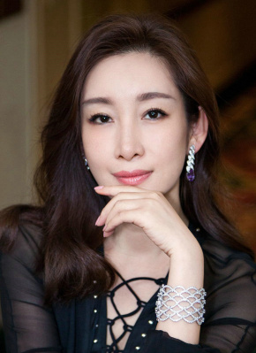 导演马丁·斯科塞斯携主演莱昂纳多·迪卡普里奥、乔纳·希尔亮相，小李在台上十分活跃，不时对着手机玩自拍。